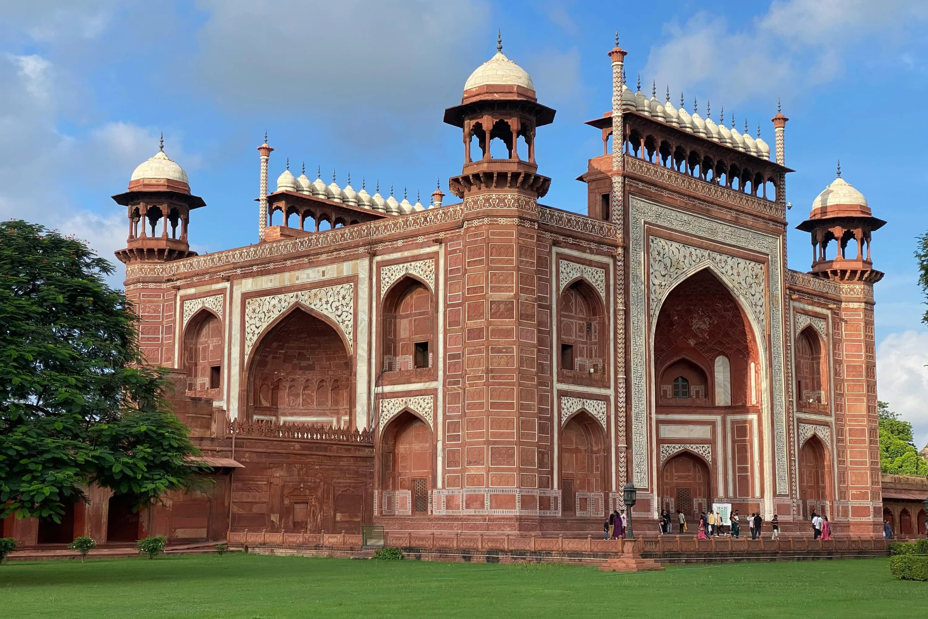 Royal Taj Mahal Day Tour from Mumbai in BMW & Audi