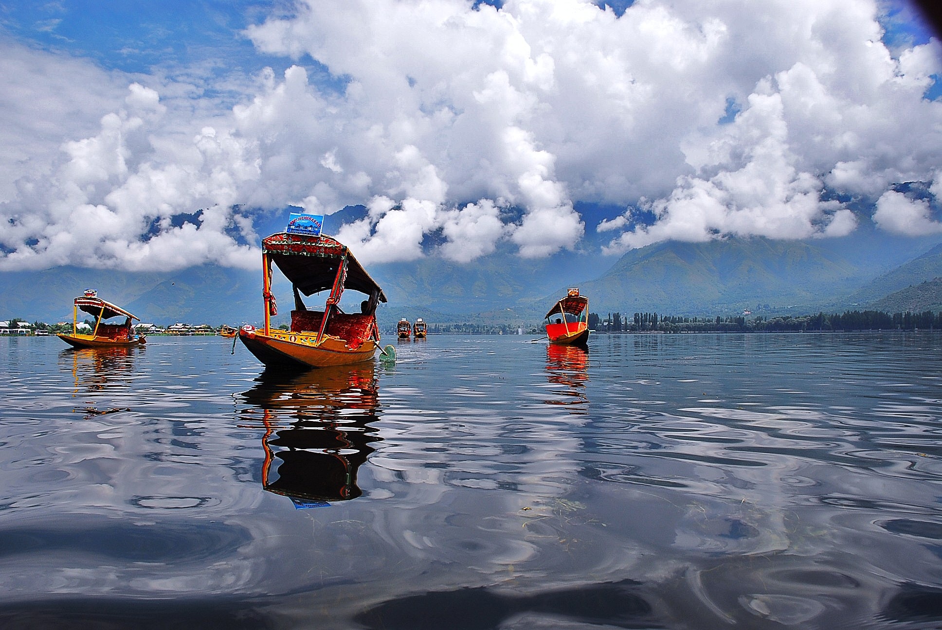 Kashmir Honeymoon Tour – 5 Nights / 6 Days - Luxury Tours India - Image 1